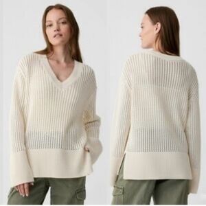 GAP Women's Cream V-Neck Sweater